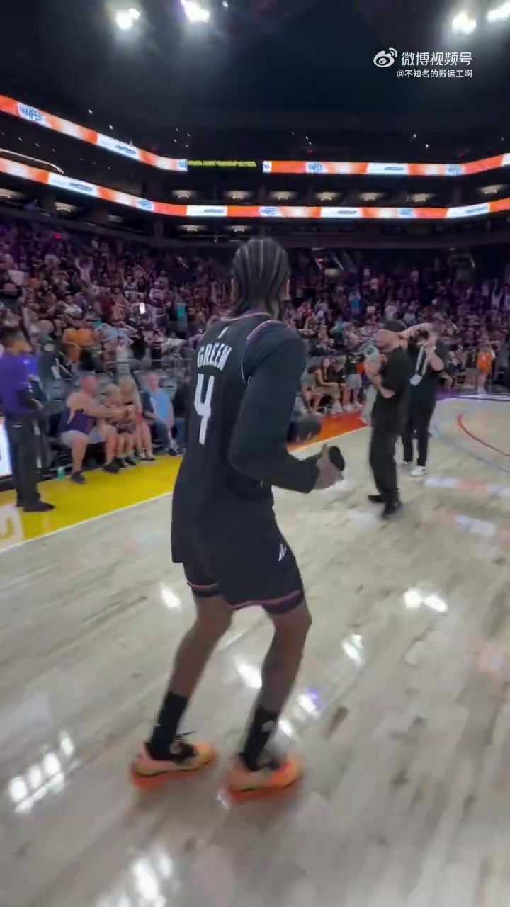 杰伦-格林首次穿上太